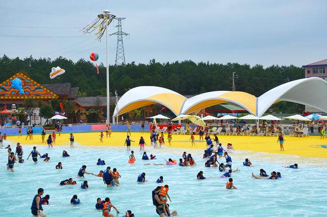 亞馬遜水上樂園激情開園 世界旅游小姐熱辣助陣