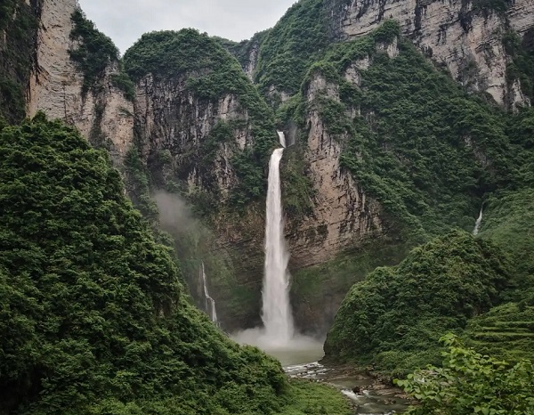 湘西尖朵朵瀑布